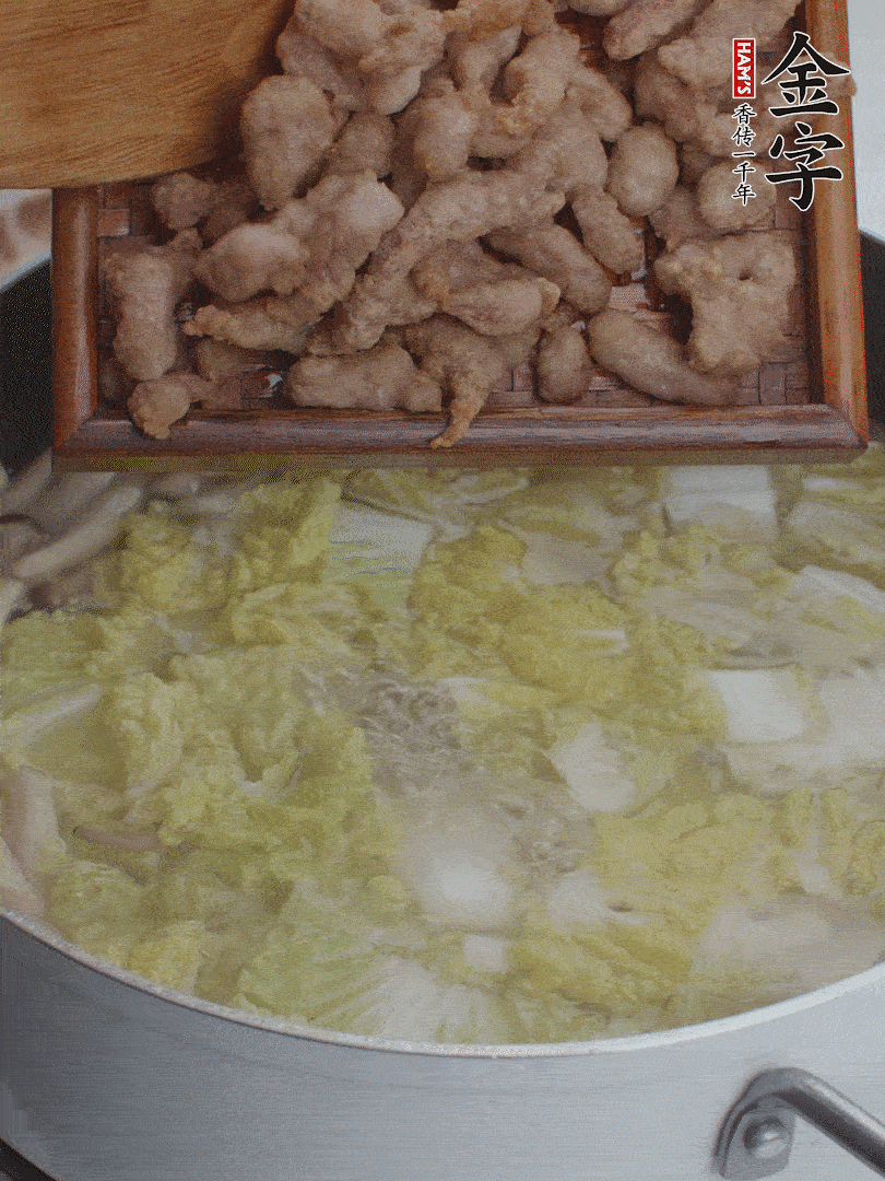 水開(kāi)后煮10分鐘，下娃娃菜、小酥肉煮3分鐘。