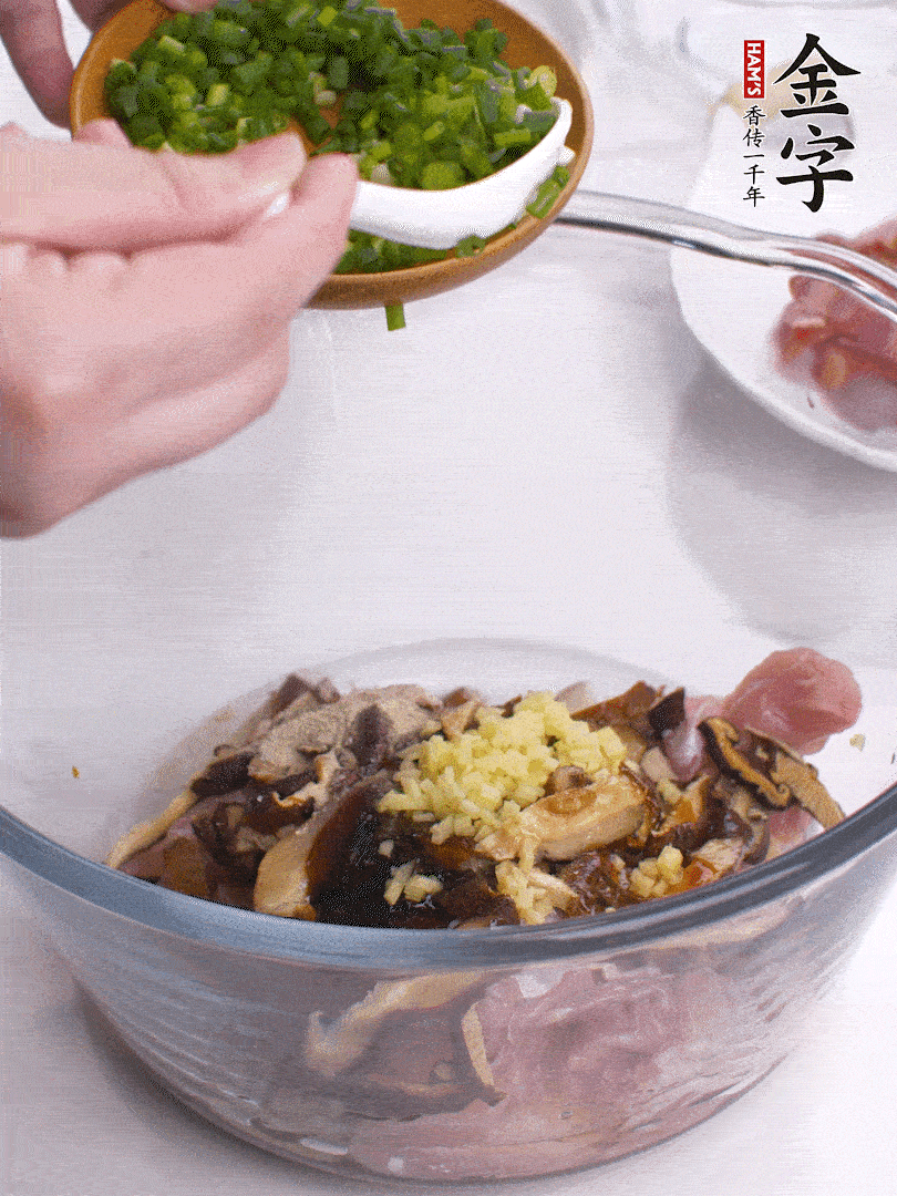 雞肉、香菇混合，加清水1/3杯、料酒1勺、蠔油1勺、鹽1勺、糖1/4勺、白胡椒1/4勺、食用油1勺、香油1/4勺、姜末、蔥花，攪拌均勻腌制2小時(shí)。