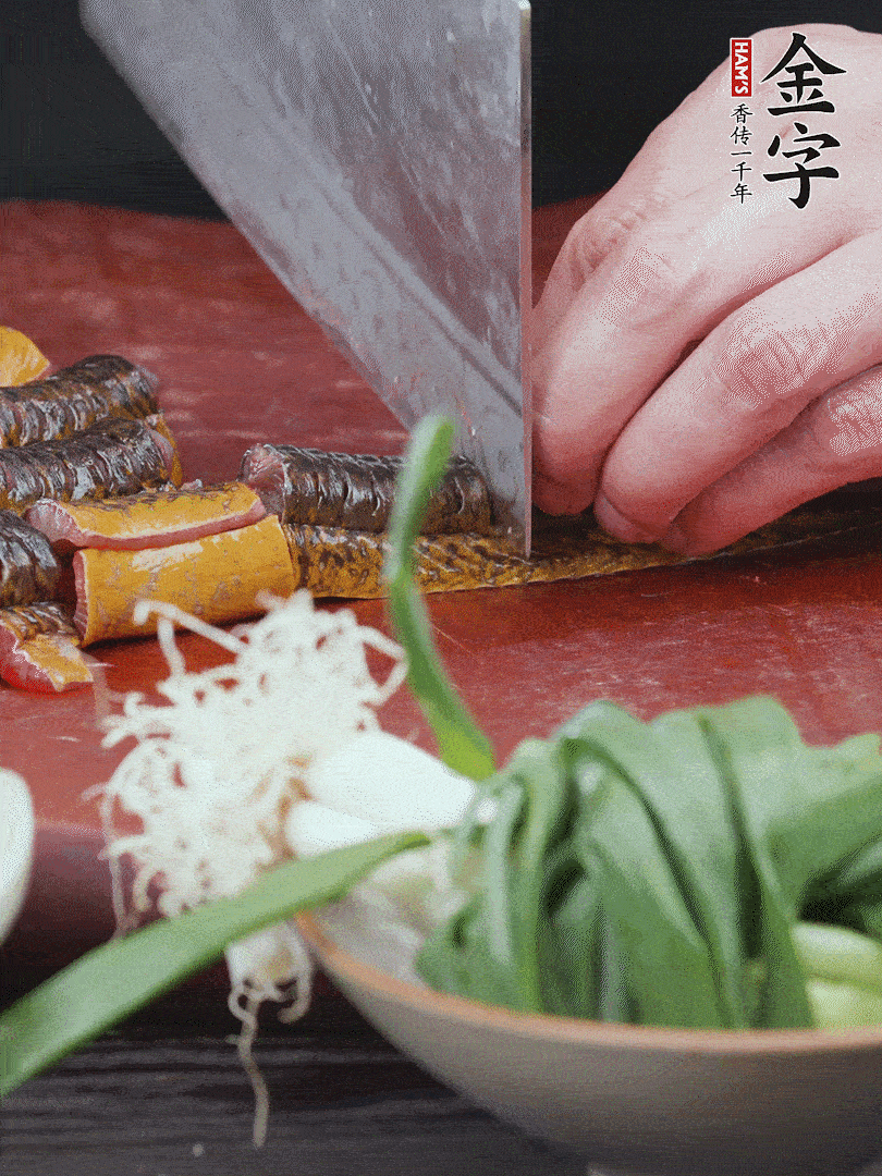 黃鱔去內臟洗凈，切花刀斬段。沸水下鍋，加黃酒焯水去血沫。