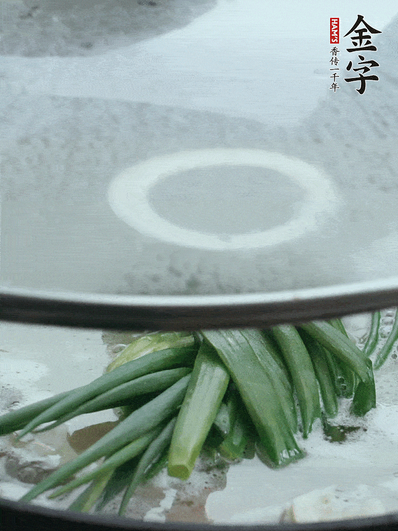 加蔥結去腥，大火開后中火燒20分鐘。
