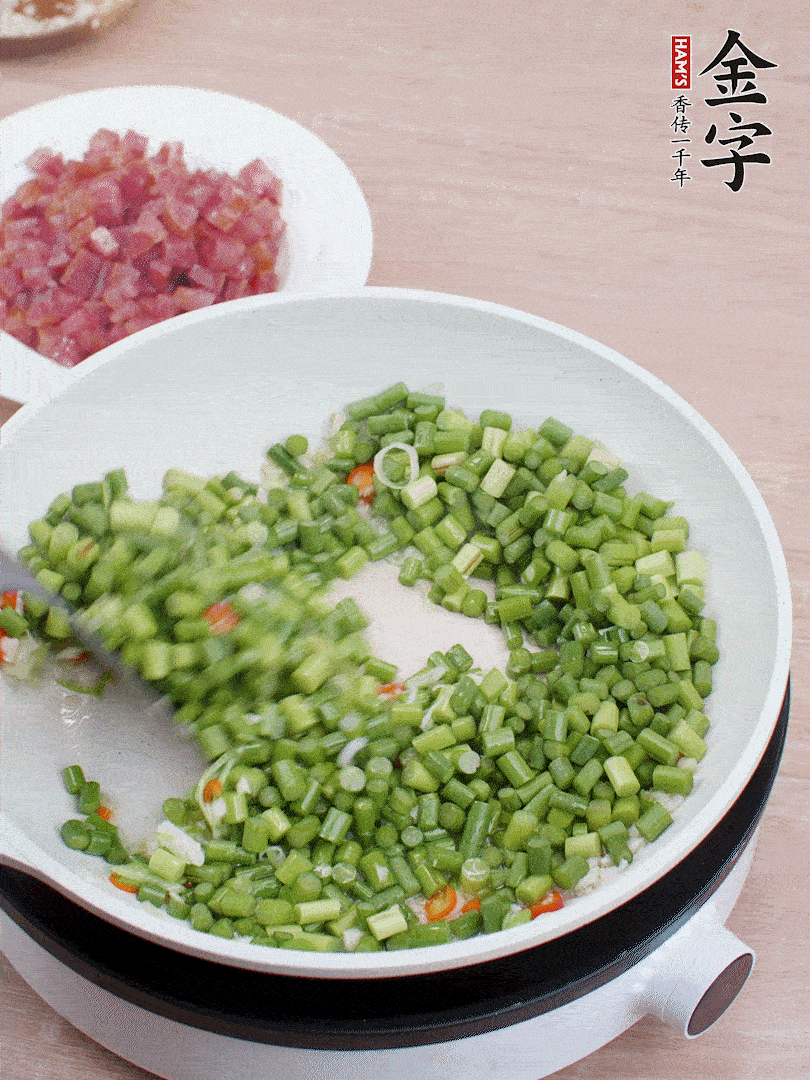 下蒜苔丁、一點鹽翻炒。