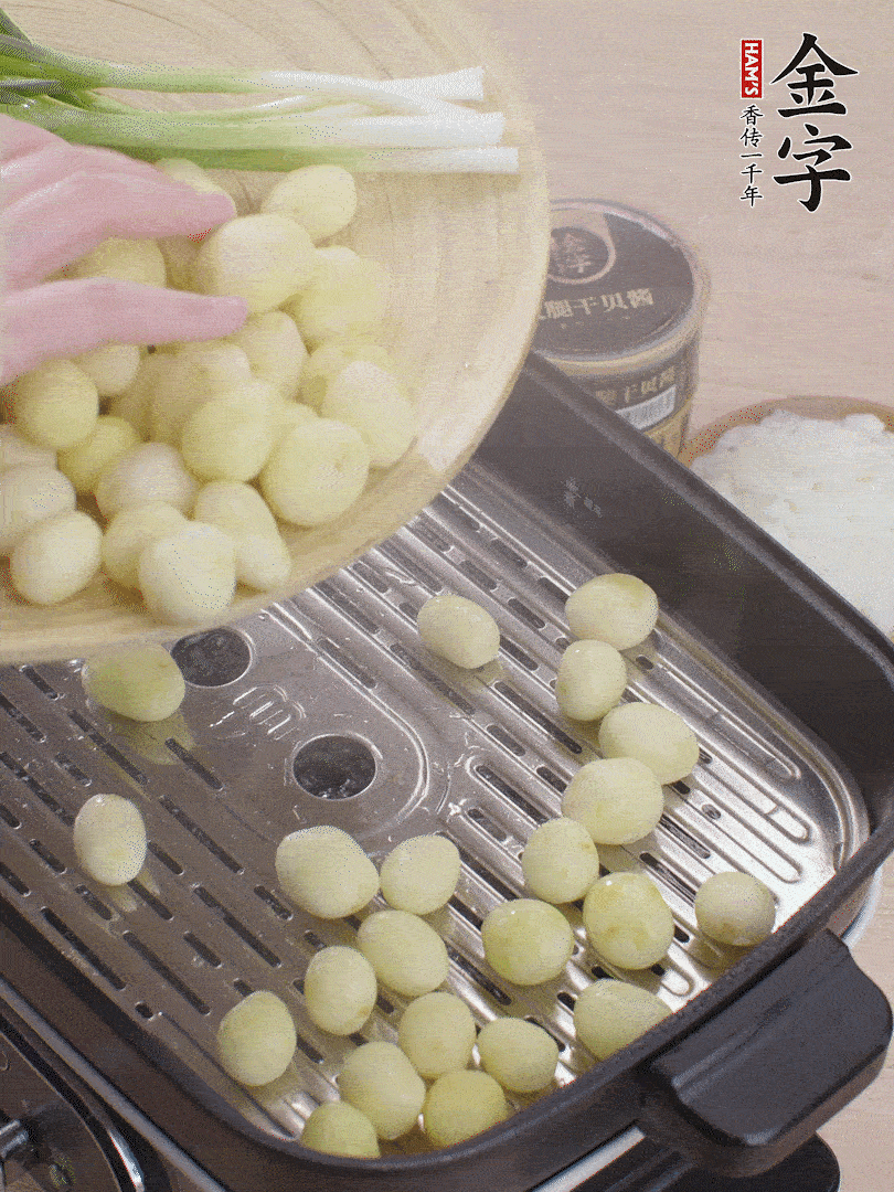 去皮小土豆蒸熟。