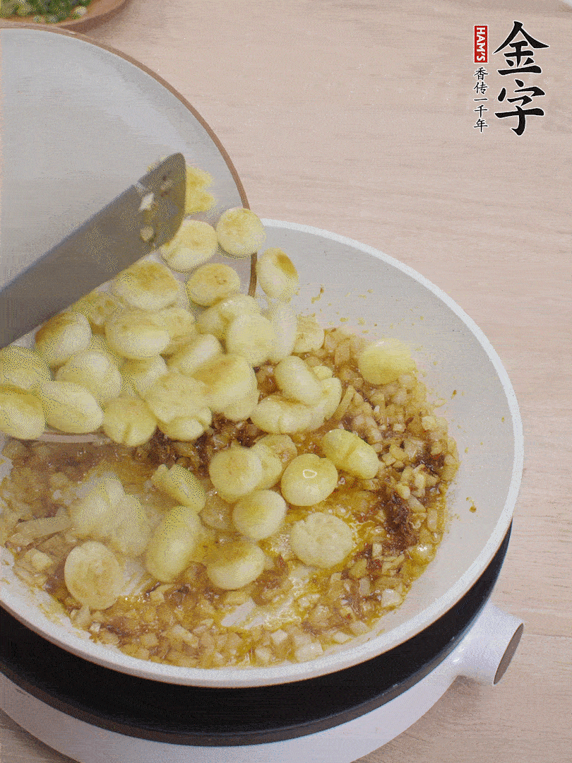 下小土豆翻炒均勻。