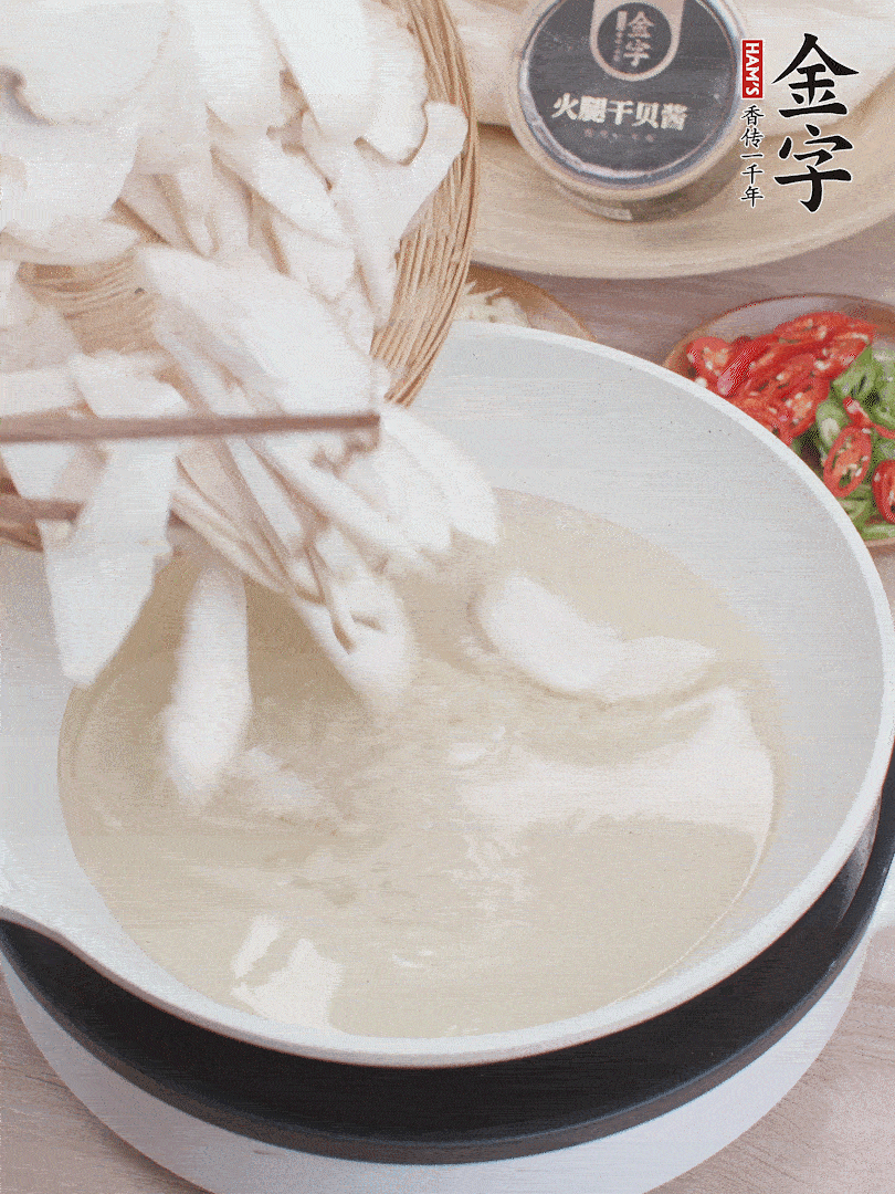 杏鮑菇切成片，油溫7層熱炸2分鐘。