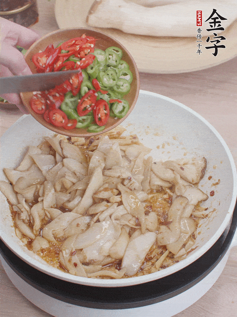 下杏鮑菇、青紅辣椒炒出香味。