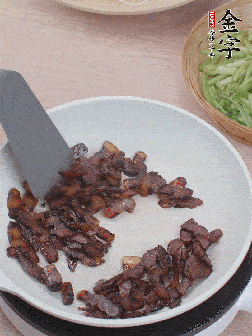 起鍋熱油，煸香醬油肉。