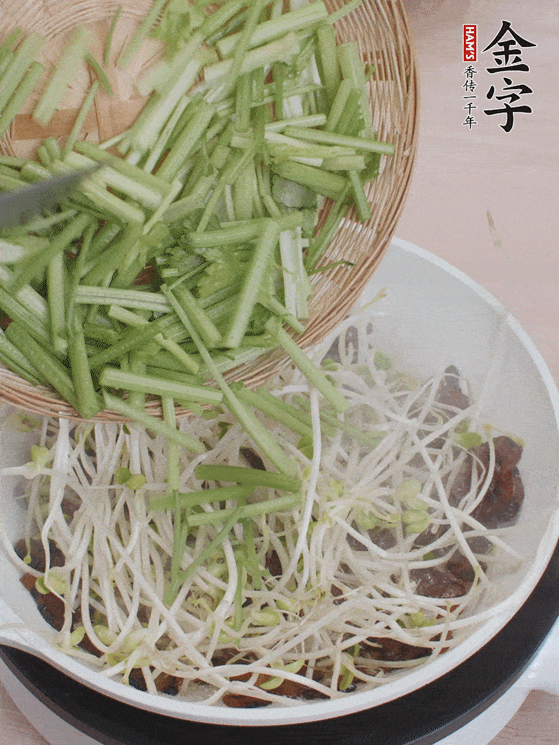 下豆芽、香芹翻炒均勻。