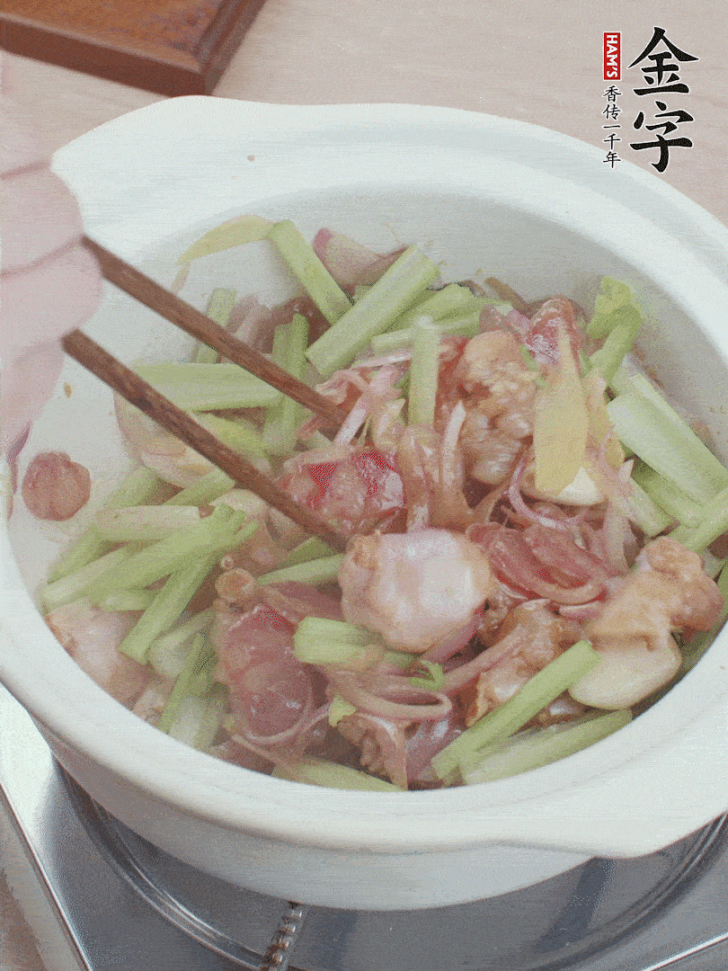 下牛蛙、芹菜、香腸翻炒。