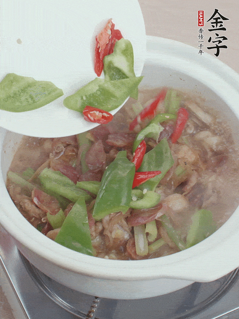 下綠菜椒，翻炒1分鐘。