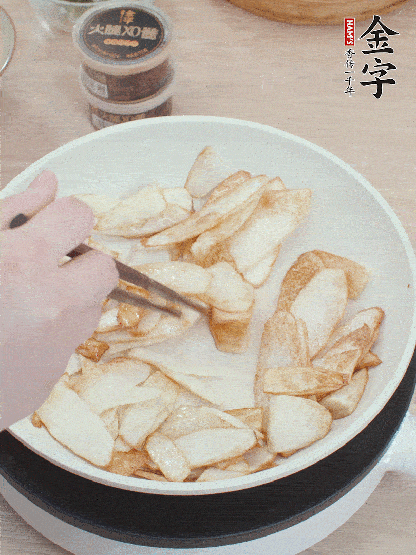 鍋中熱油，山藥煎至兩面金黃。