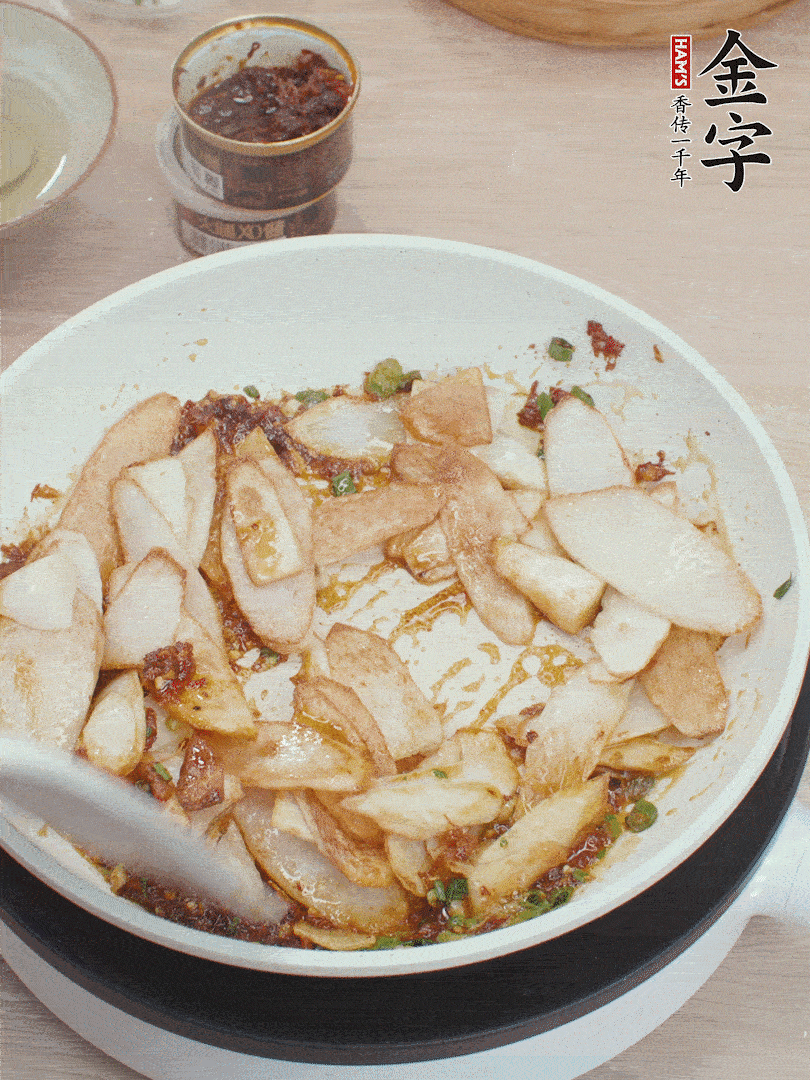 下山藥炒勻，撒蔥花。