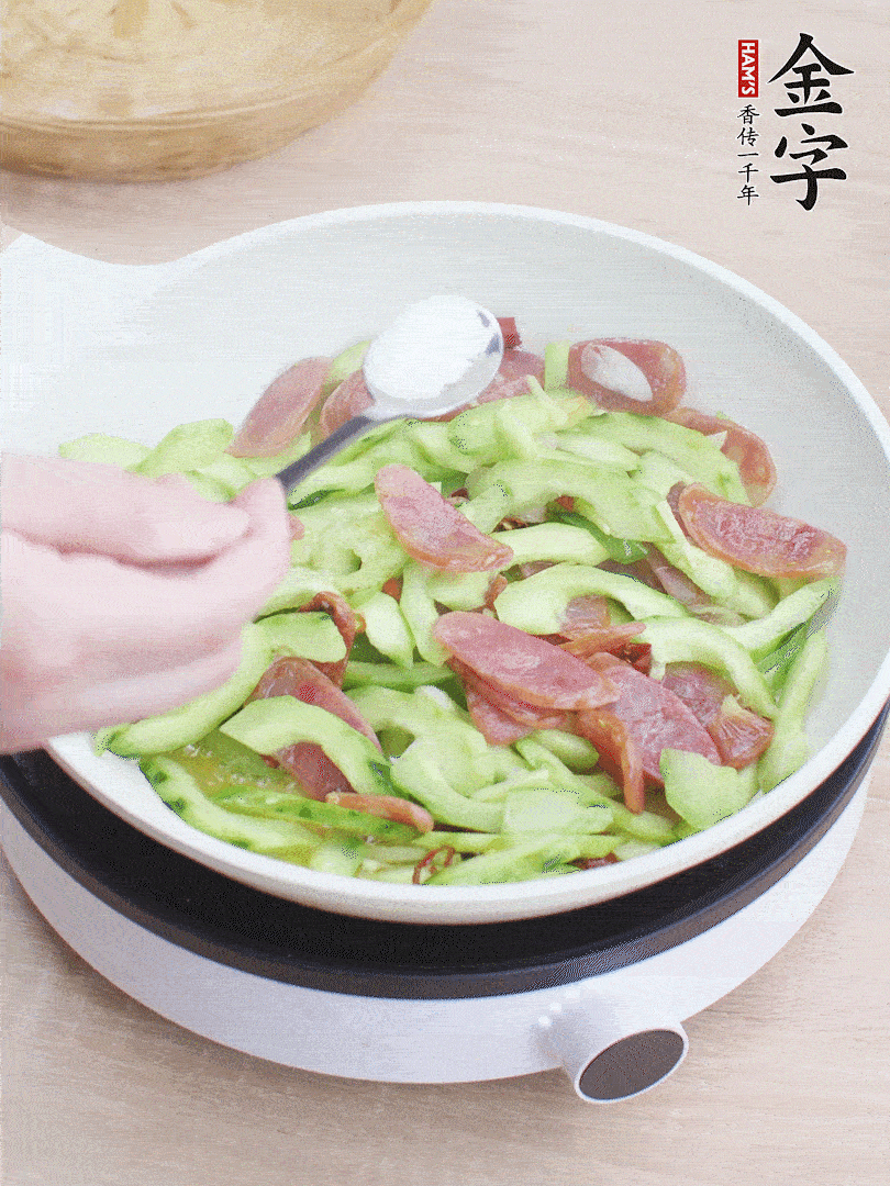 淋點(diǎn)開(kāi)水，半勺白糖、1勺生抽調(diào)味。