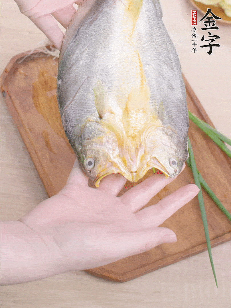 黃魚(yú)背部開(kāi)刀，洗凈切花刀。適量鹽涂抹魚(yú)身兩面。