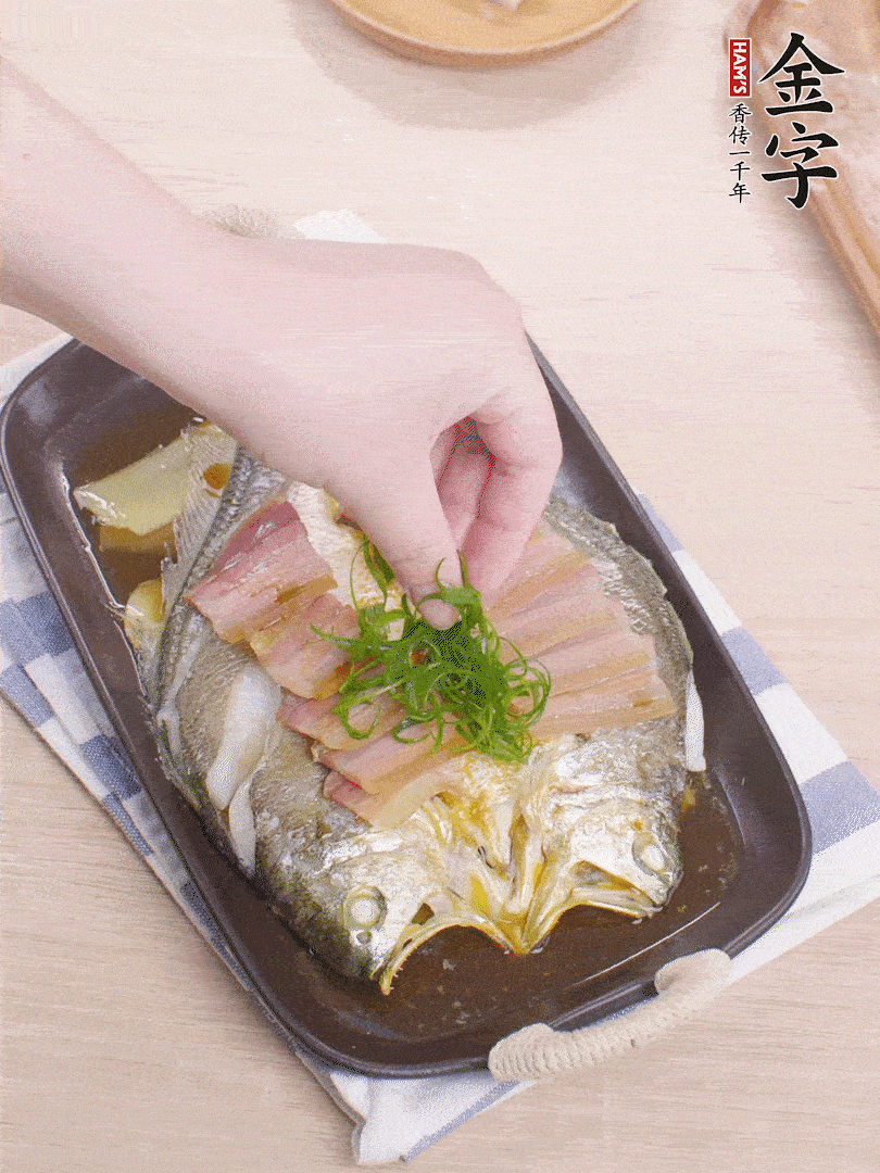取出姜蔥，淋2勺蒸魚(yú)豉油，擺蔥絲。