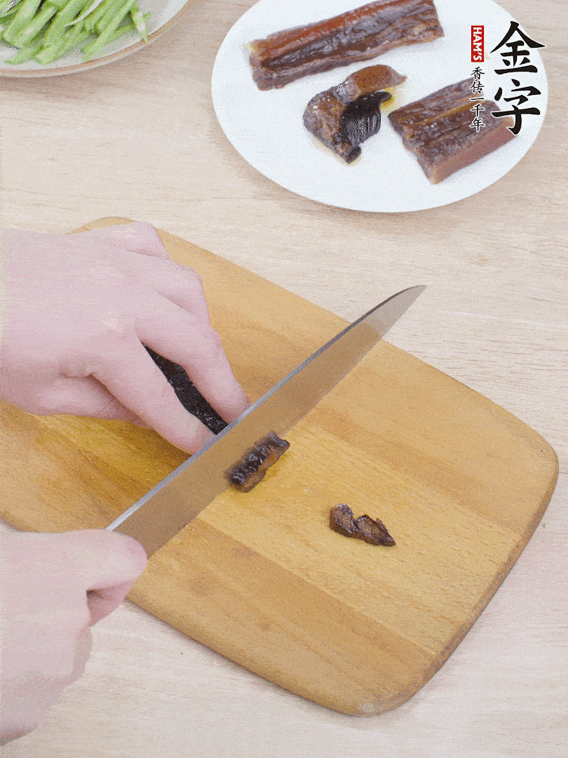 提前煮好的金字醬油肉切片。