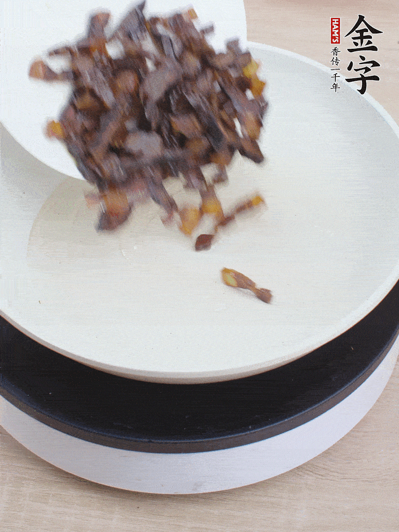 油熱倒醬油肉，編出香味。