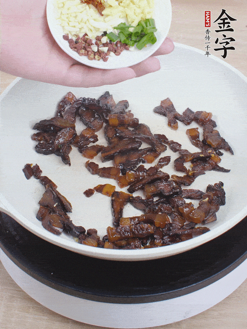 下蔥姜蒜、干辣椒、花椒粒炒香。