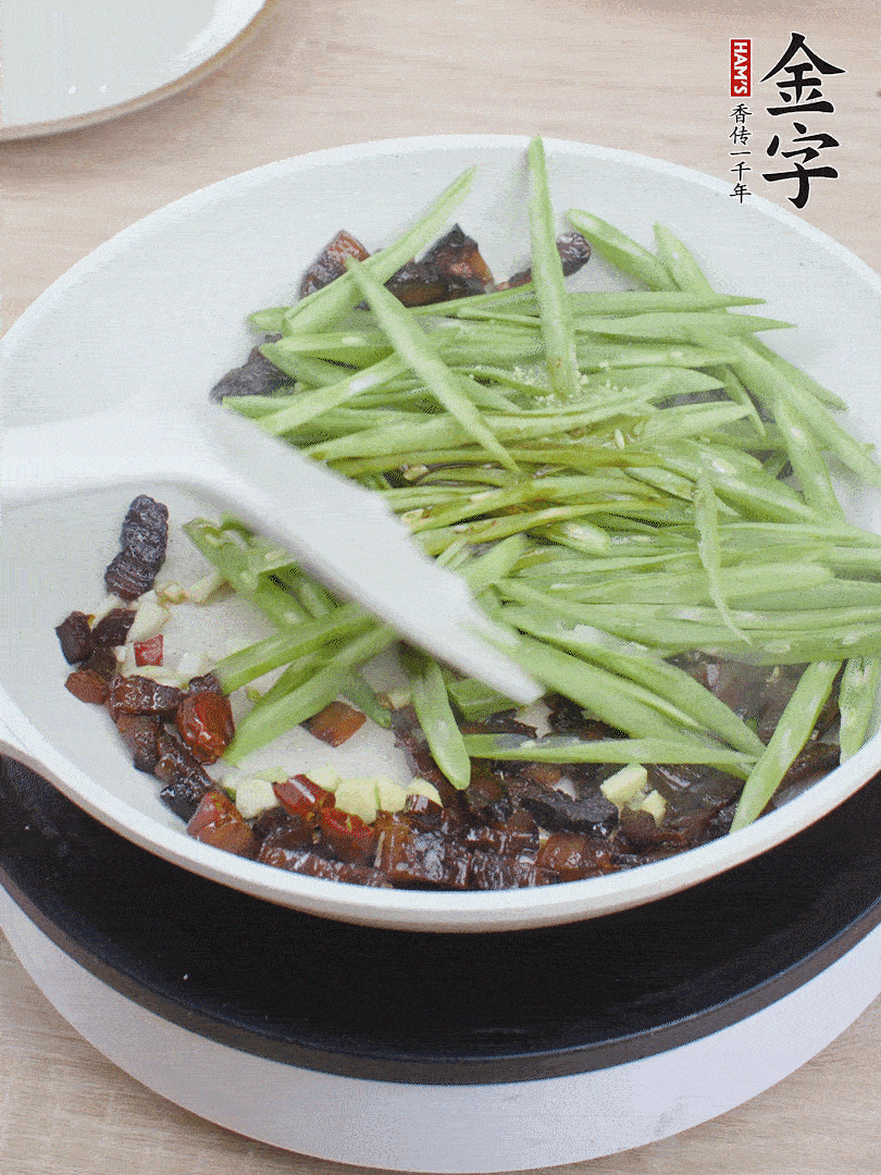 下豆角，生抽、雞精調(diào)味，炒到斷生。