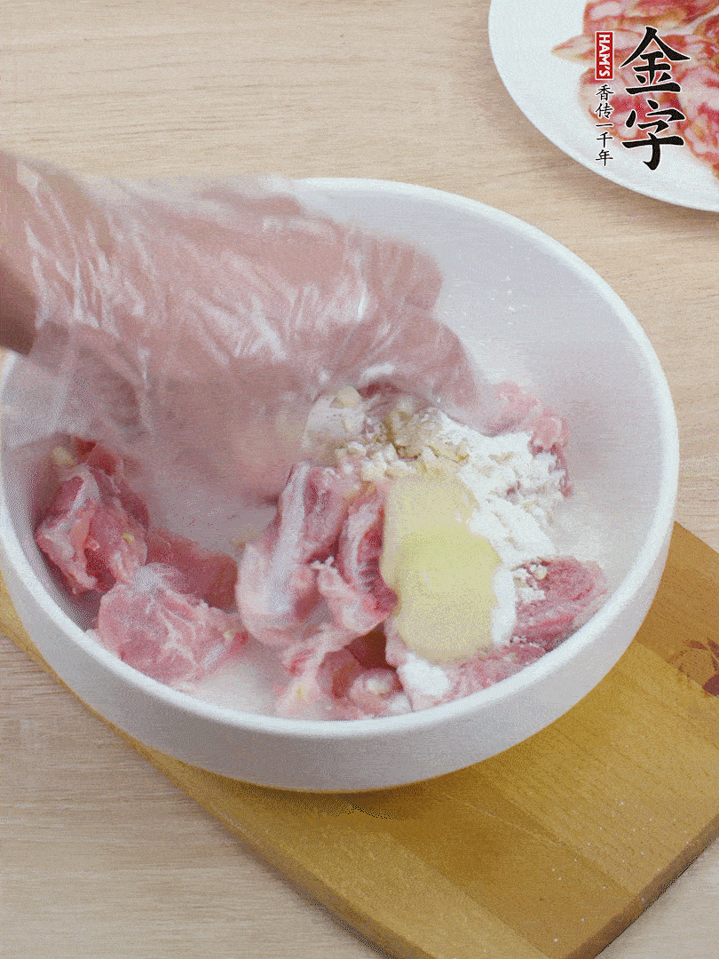 洗凈的小排，加鹽、姜、蒜末、淀粉、胡椒粉抓勻，腌制15分鐘。