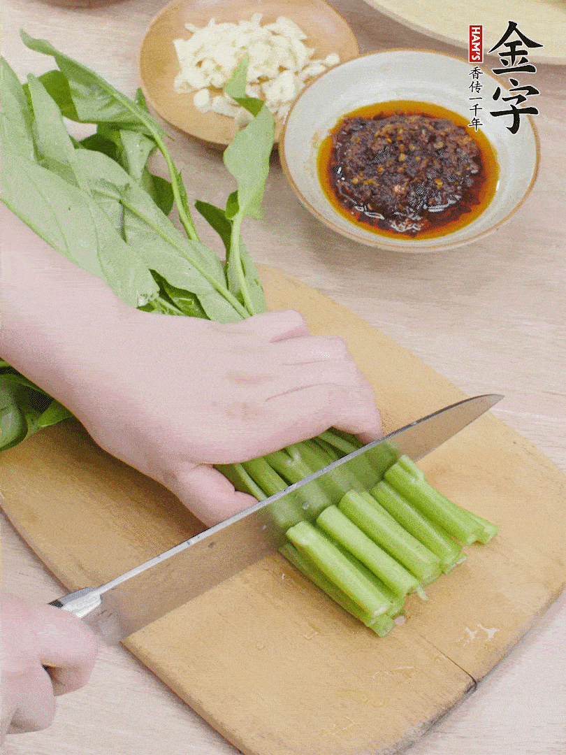 空心菜切段，大蒜拍碎切末。