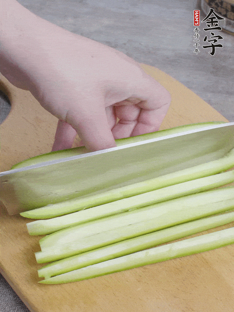 西葫蘆對(duì)半切，去瓤切條。