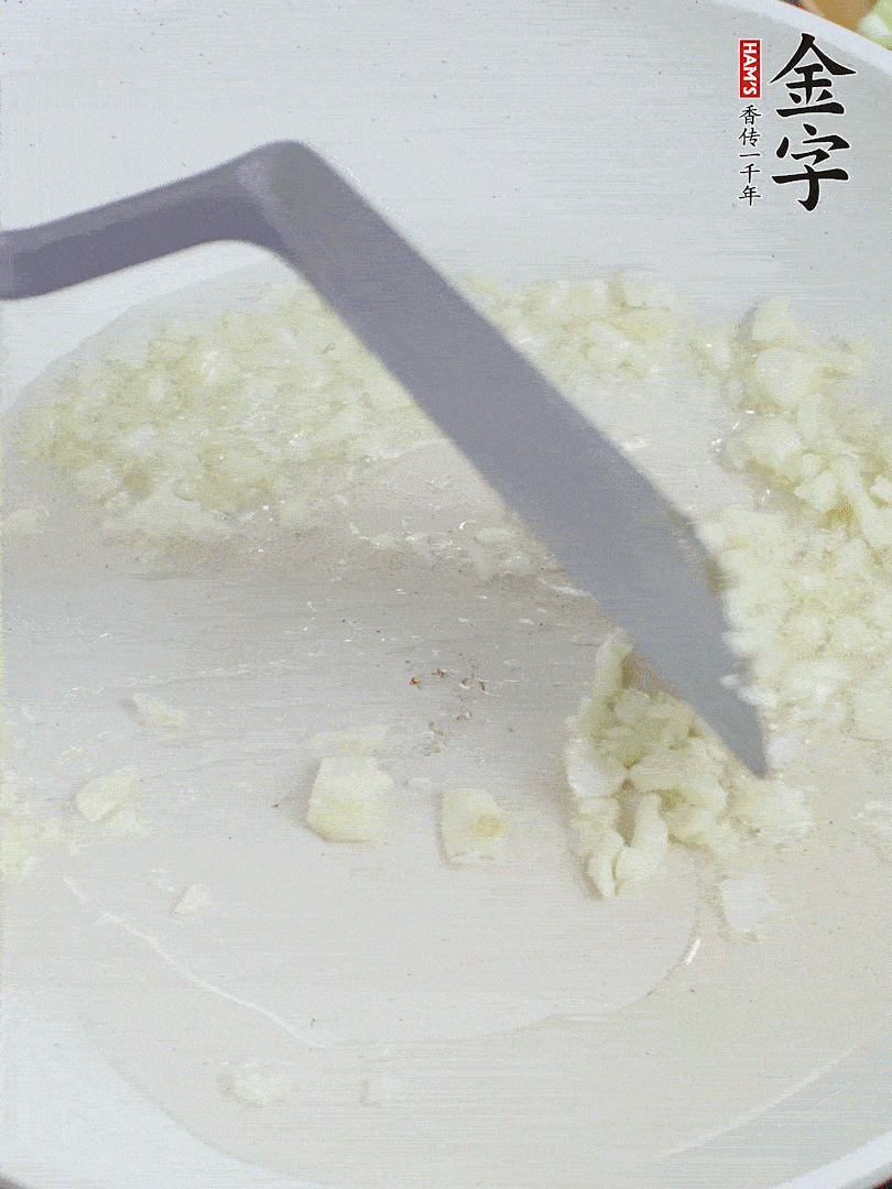 冷鍋熱油，下大蒜煎至兩面微黃。