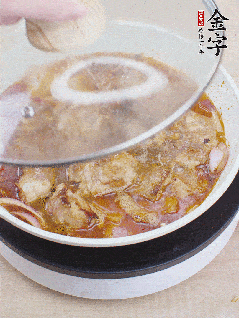 下小排翻炒，加1勺生抽、1點白砂糖和少許水燜2分鐘。