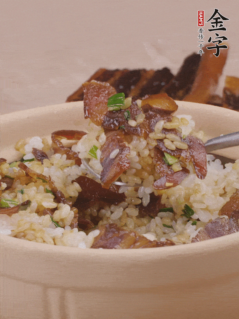 揭蓋后撒點蔥花裝飾，趁熱拌勻。