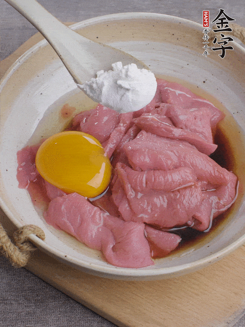 牛肉切片，雞蛋1個(gè)、水2勺、料酒1/2勺、生抽1/2勺、生粉1勺腌15分鐘。