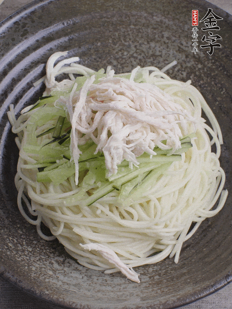 堿水面（熟）倒入大碗中，鋪上黃瓜絲、雞絲。