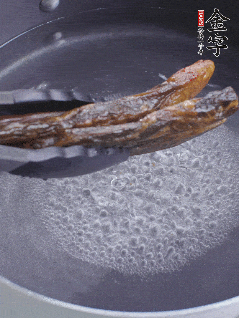 金字醬油肉水煮15分鐘，切薄片。
