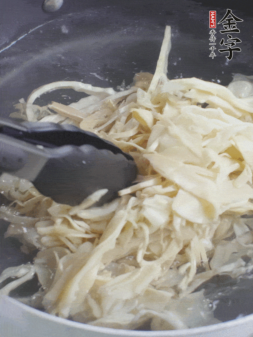 糯米筍焯水1分鐘，過涼水，擠干水份。