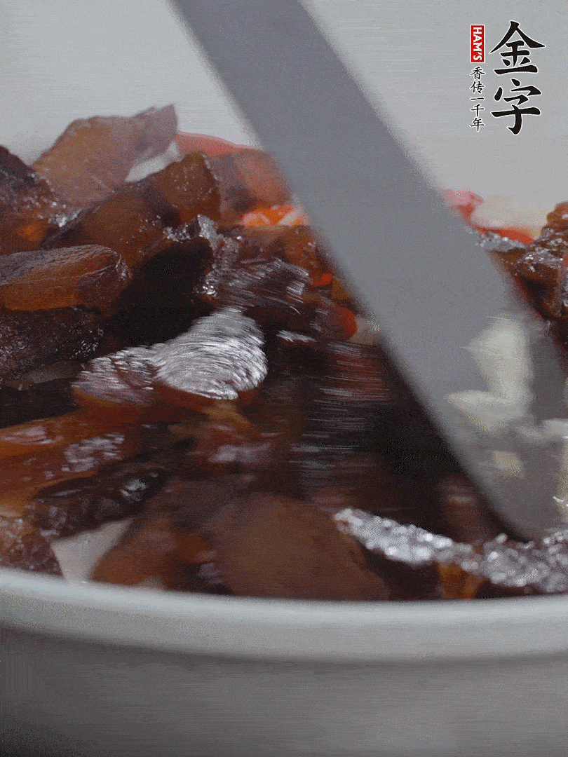 下醬油肉，煸出油脂。