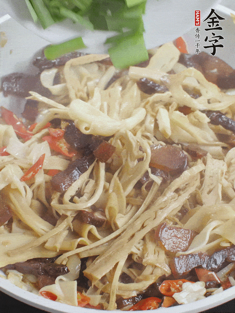 翻炒均勻，下蒜葉。