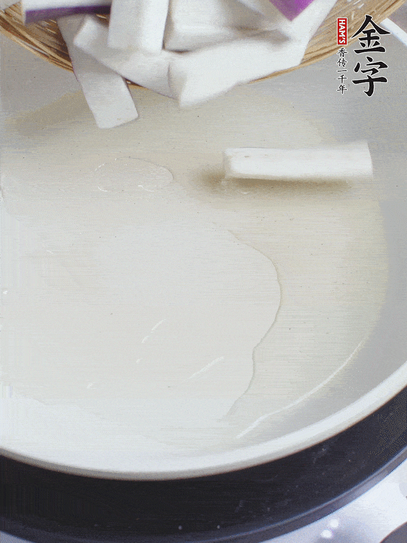 杭茄洗凈去蒂，縱向剖成4份，切成長(zhǎng)10cm左右的段。白洋蔥切絲?？谀⑾磧羧サ舯?。紅椒切菱形片。