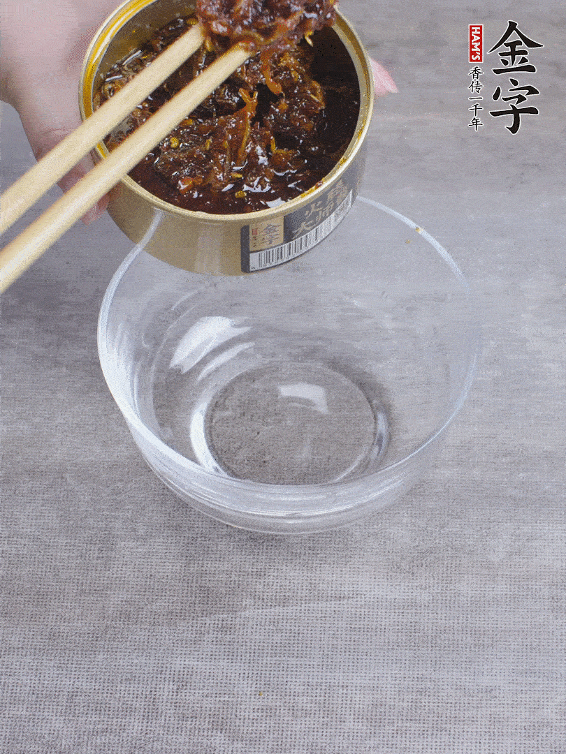 金字火腿大師醬2勺、醬油1勺、白砂糖1/2勺調(diào)勻。