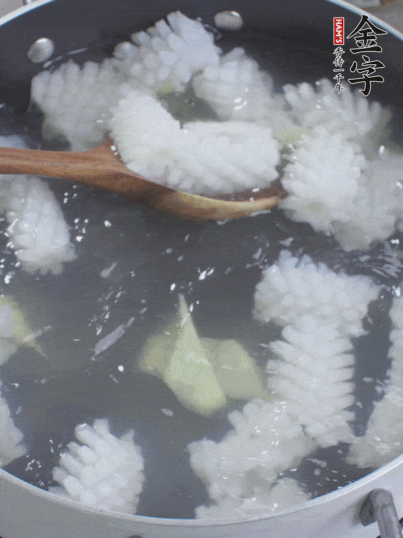 魷魚解凍后，加姜片、料酒汆燙30秒。