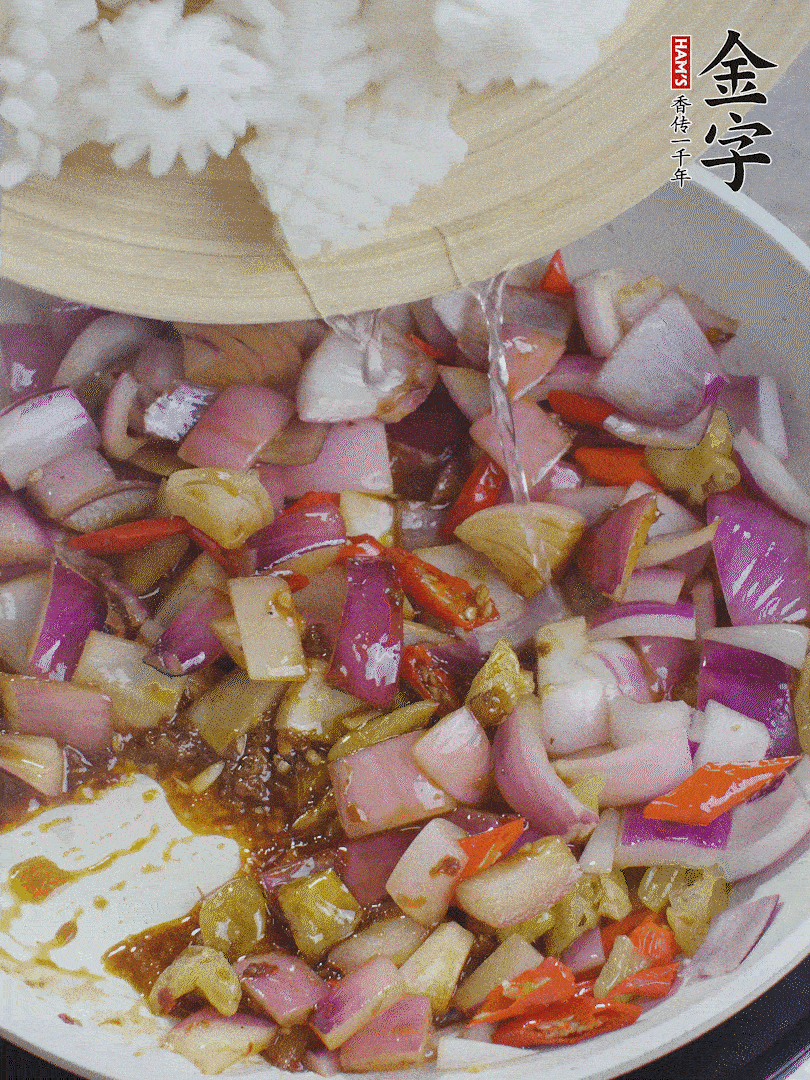 下魷魚花，2勺料酒炒勻。