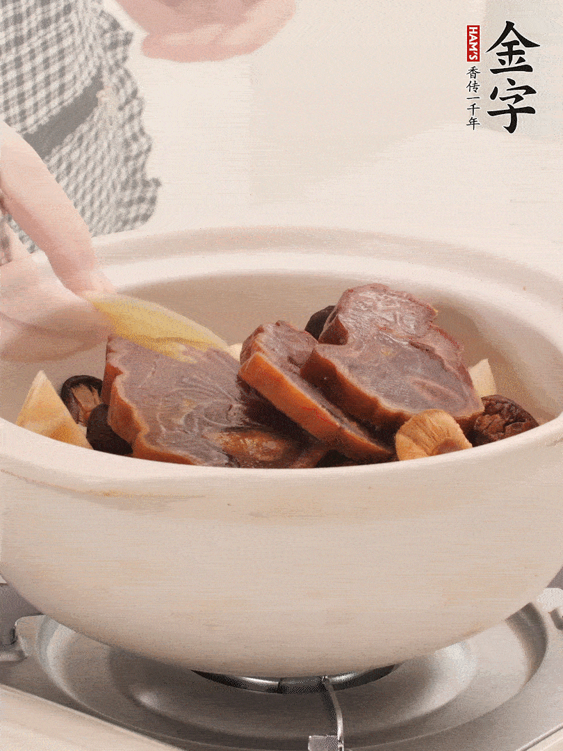 火腿、蓮藕、香菇放入砂鍋，加2片姜片，加水沒(méi)過(guò)1指。