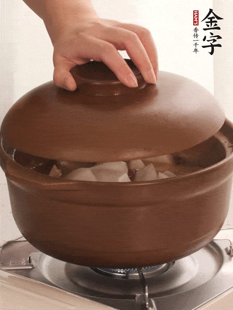 倒沒過食材的熱水，大火燒開。蓋上蓋子轉(zhuǎn)中小火，燉15-20分鐘。等蘿卜煮到喜歡的軟爛度就可以關(guān)火。