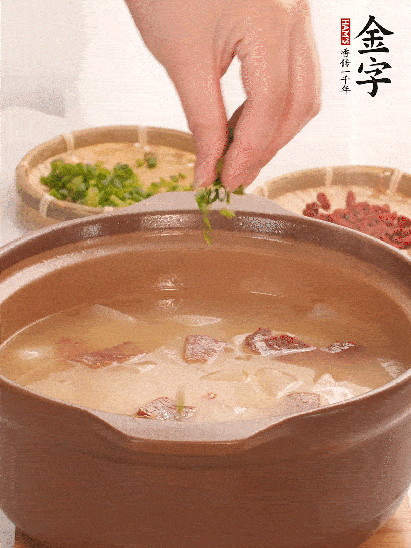 最后點綴點小蔥花、枸杞，增色提味。