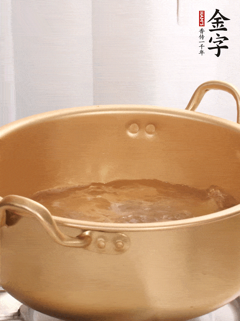 排骨加姜片、料酒，冷水下鍋焯水，撇去浮沫。