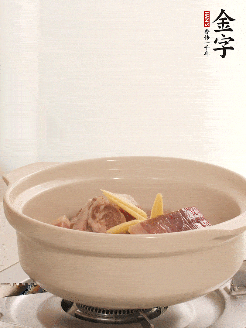 湯鍋放入排骨、火腿、姜，加適量水。煮開后轉(zhuǎn)小火燉40分鐘。