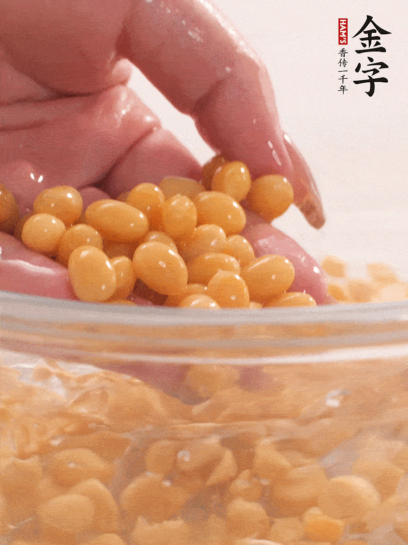 黃豆浸泡2小時，充分泡發(fā)，挑出干癟的不要。