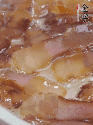 油5成熱，醬油肉煸香。