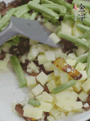 下蒜末、豆角、土豆塊翻炒。