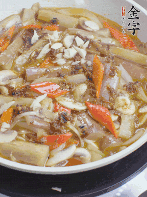 撒蒜末、香菜末。