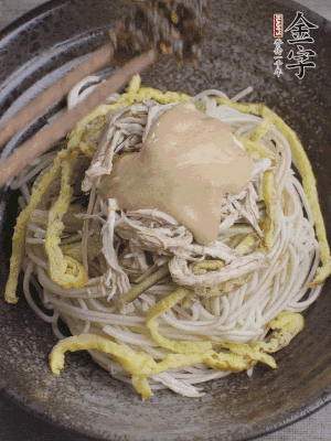 生抽1勺、醋1勺、芝麻醬1勺、金字火腿大師醬1勺。
