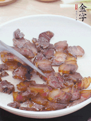 熱鍋少油，醬油肉煸出油脂，盛出。