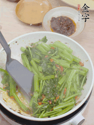 下空心菜炒軟。